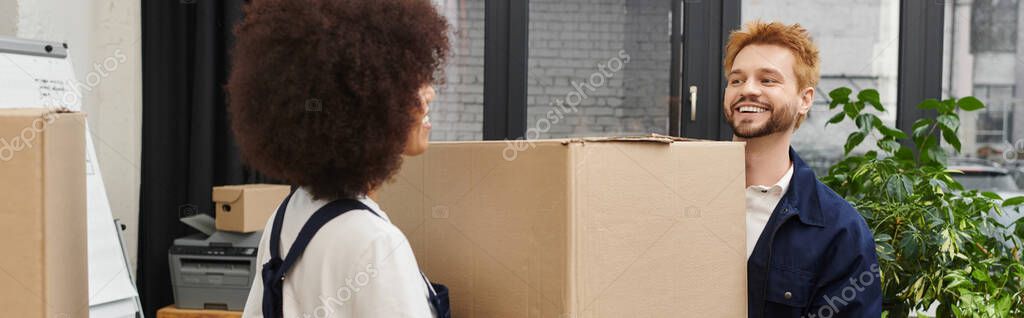 Vehículo de reparto cargando cajas para entregas a domicilio
