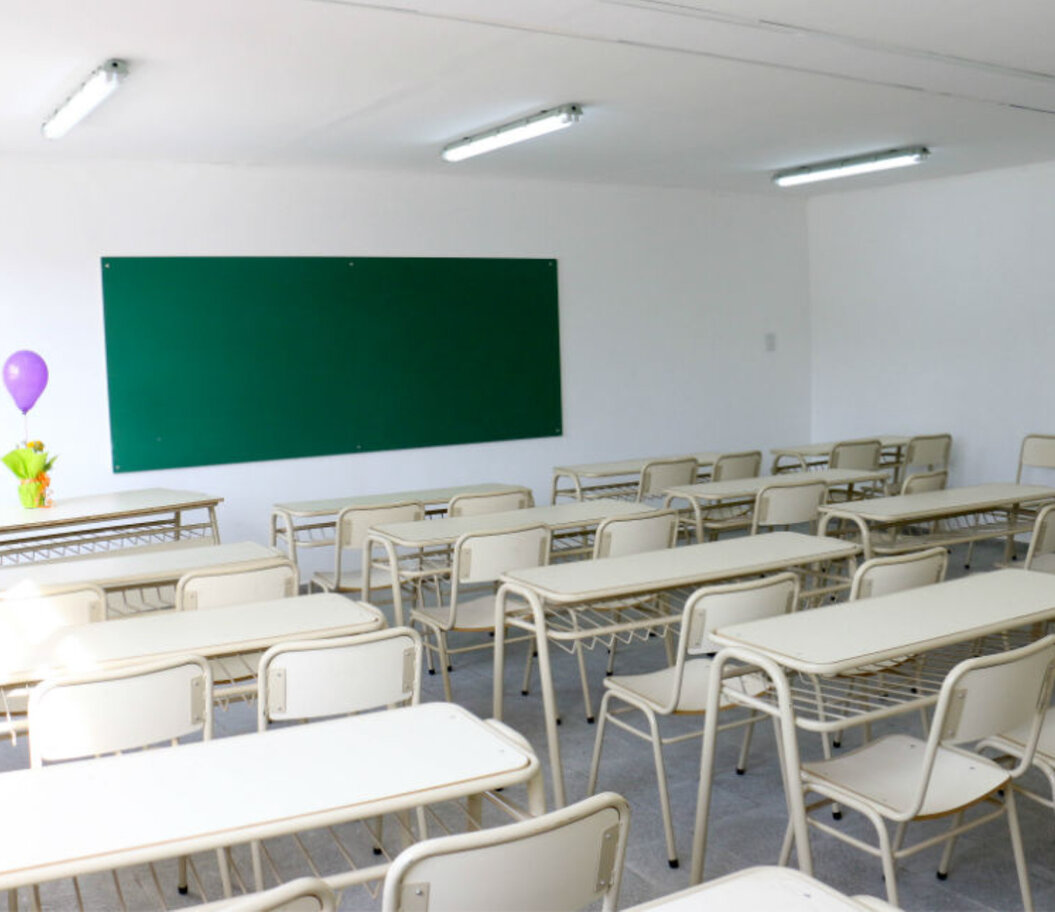 Pasillo de escuela siendo limpiado