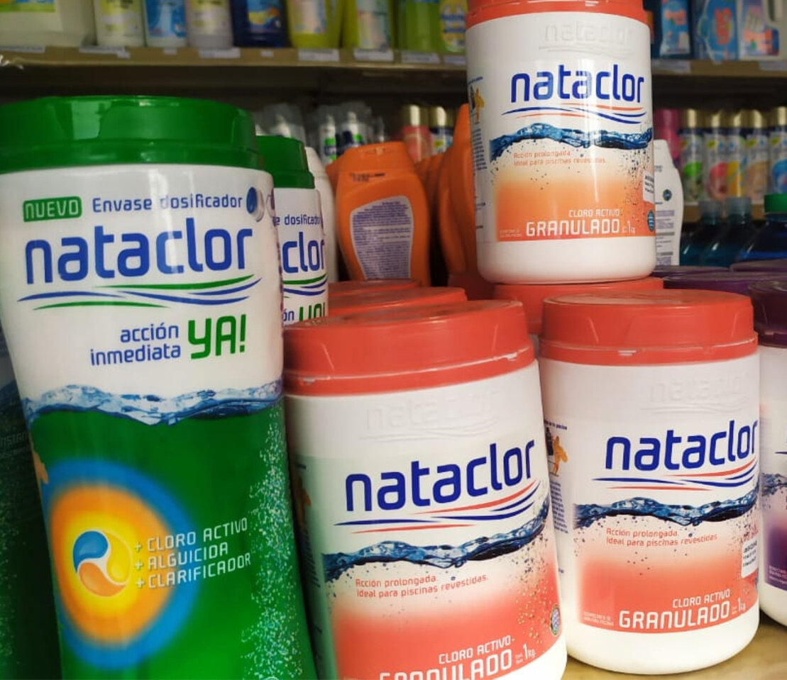 Productos químicos para el tratamiento del agua de una piscina