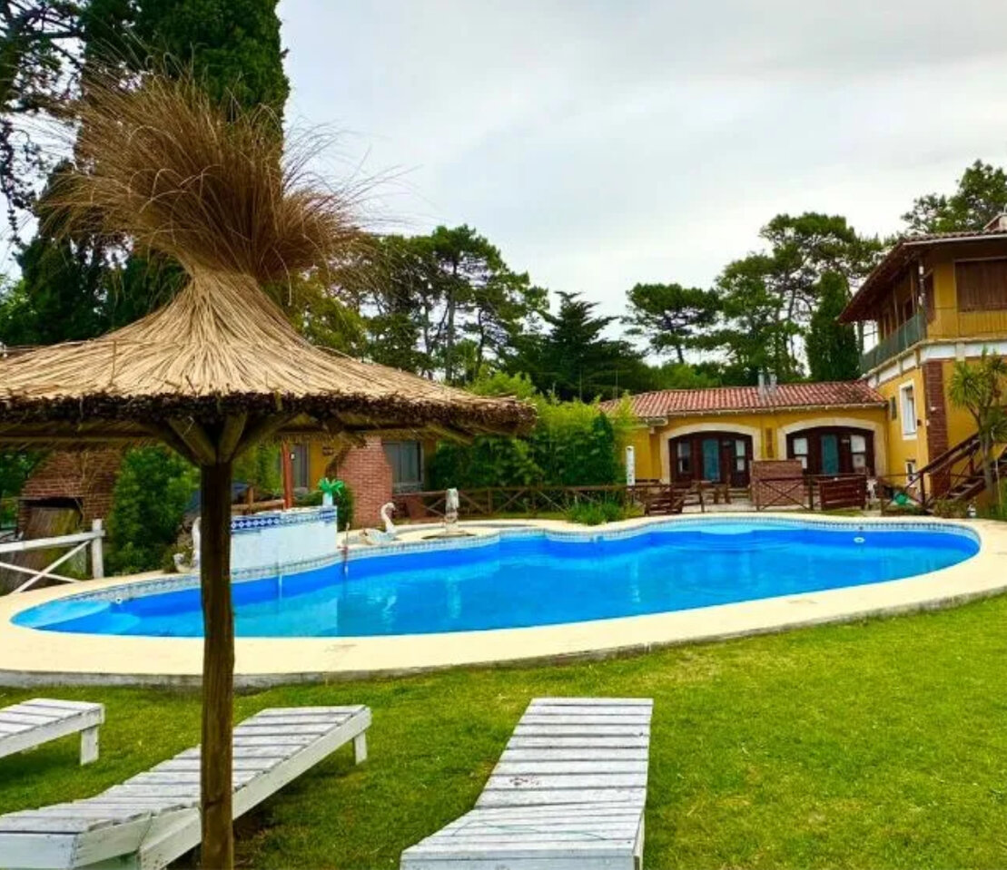 Piscina de hotel en un destino turístico costero